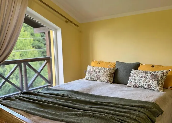 Yellow House 度假居 Pilipets